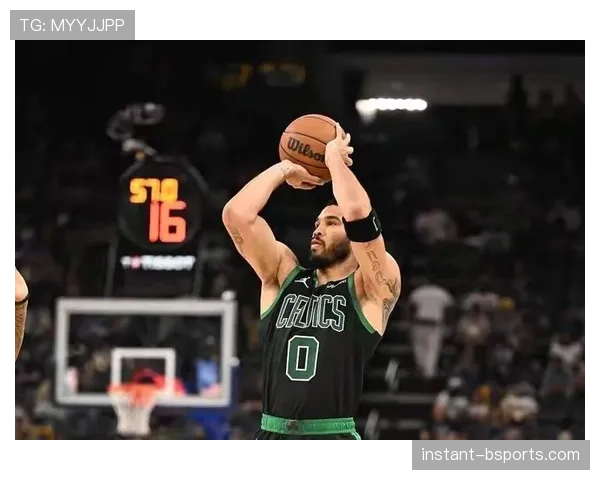 布朗无球跑动高效胜过塔图姆，拉开进攻空间