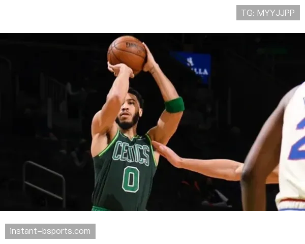 拉里·伯德关键时刻精准远投拉开差距领先同期球星