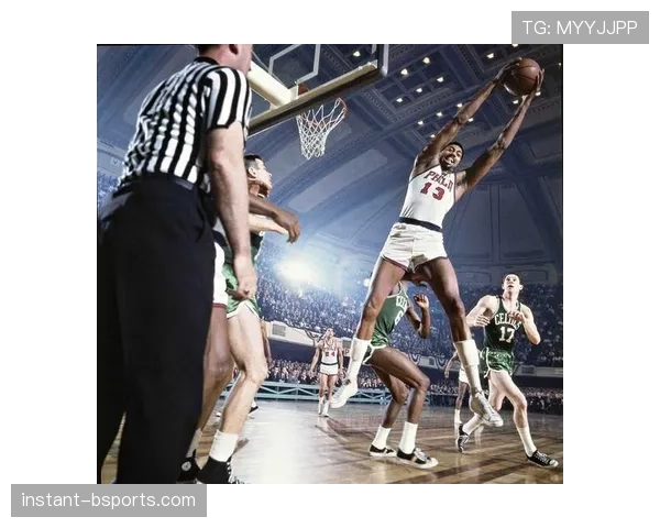 张伯伦历史三双数据压制拉塞尔，内线统治力无可匹敌